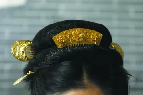 朋友的见证下,三名今年刚满20岁的女孩在中山石岐书院举行了及笄之礼