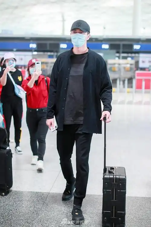 组图:"帝君"高伟光全黑look沉稳帅气 机场获迷妹跟拍长腿瞩目_高清