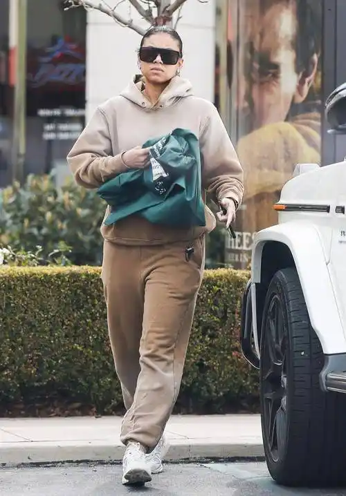 今日欧美明星时尚街拍图集(2023年2月24日)_潮流_美国_米兰