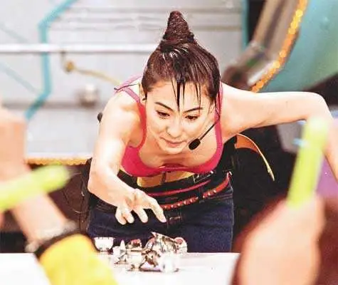 最是那一低头的尴尬 女星胸光乍泄大曝光(组图)