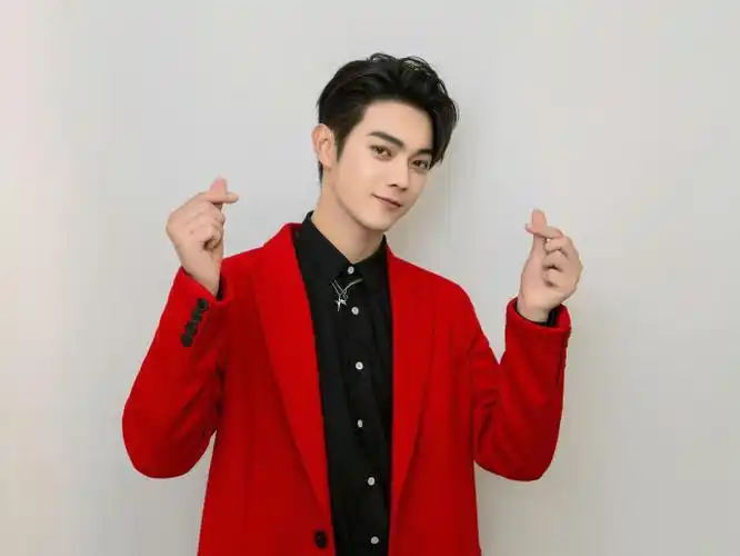 许凯陪你一起!看帅哥对你微笑!