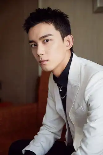 吴磊侧颜帅气逼人.