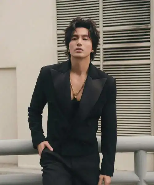 言承旭晒47岁近照,脸上无医美,颜值不崩塌,女友视角撩人眼神!