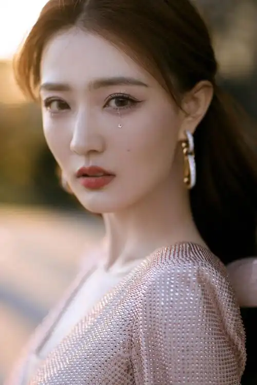 徐璐身着深v礼服尽显完美身材