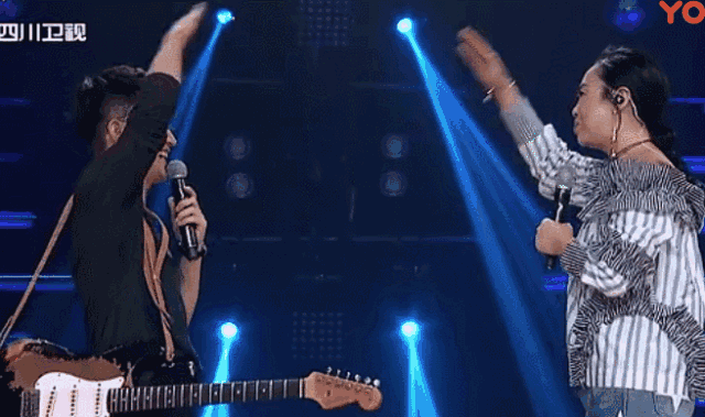 把世界冠军叫来帮帮唱,还让金志文伴奏,黄妈你是第一个!