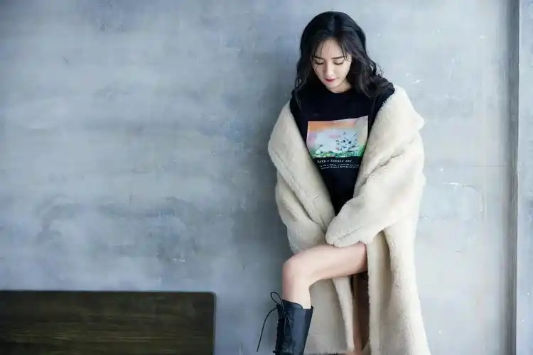 杨幂这一身毛绒穿搭的重点就在于,用柔软细腻的毛绒触感和明亮色彩的