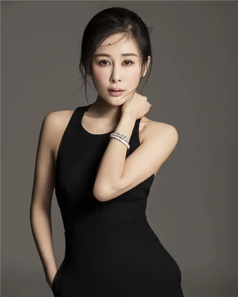 5/5  今日,演员周扬最新曝光一组知性写真照.