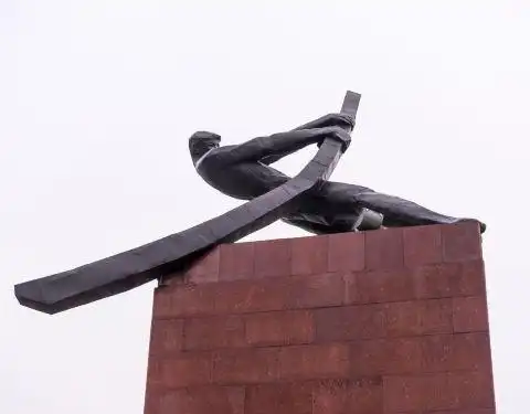 紧邻松花江边,是吉林市的标志性广场,城雕摇橹人一起成为了江城的象征