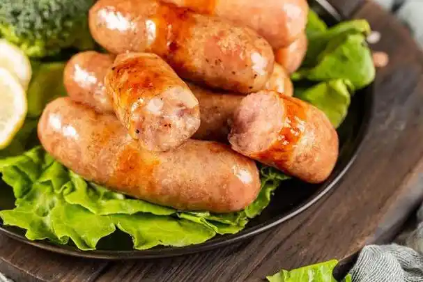 技术的食物,将动物的肉绞碎成条状,再灌入肠衣制成的长圆柱体管状食品