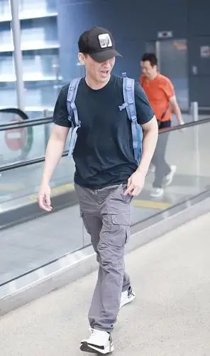 黄立行与女友合体现身机场刻意一前一后徐静蕾小腹圆润疑似有孕