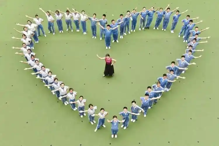 pk易烊千玺吴磊这波超催泪创意毕业照宝安学子又赢了