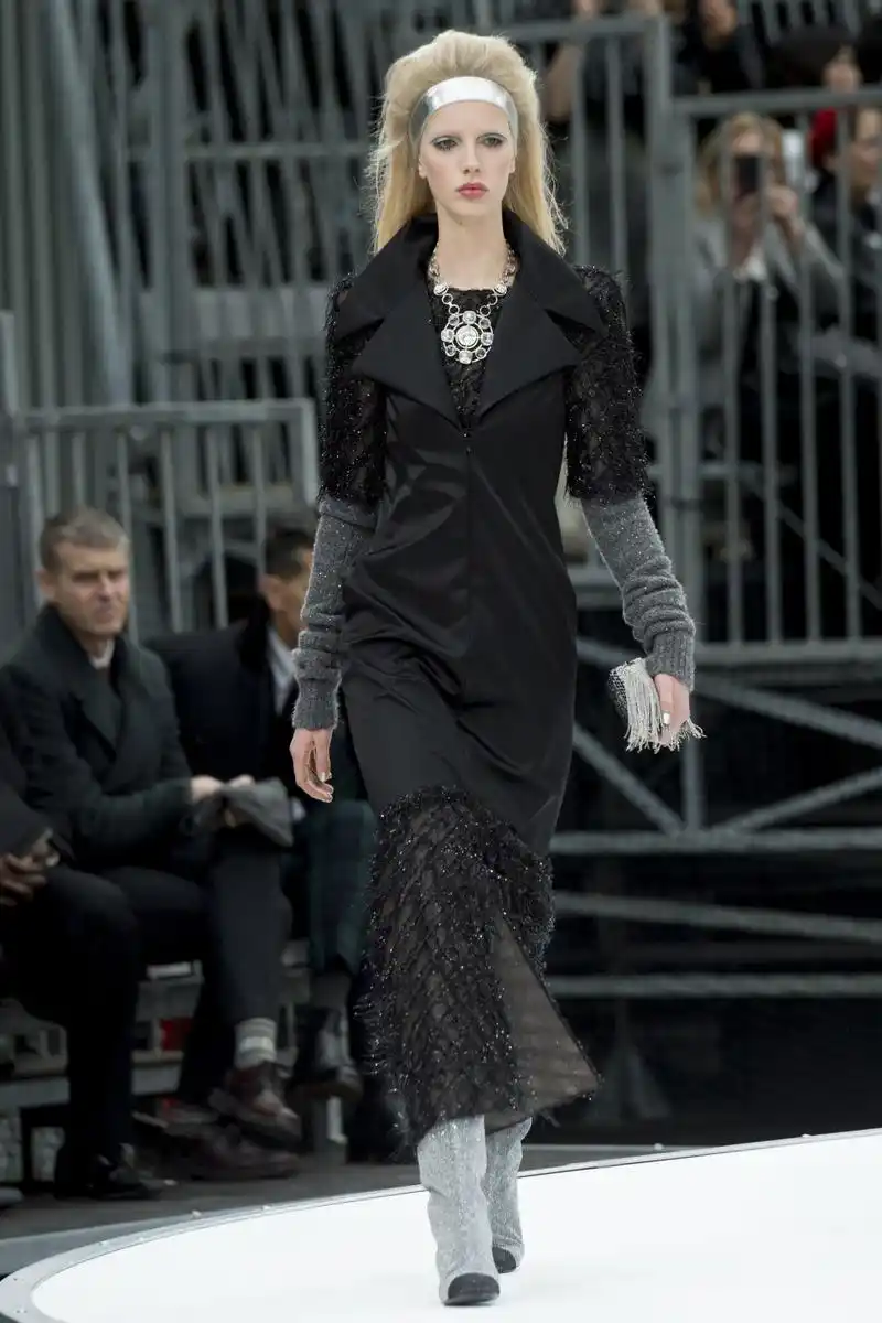 chanel来自外太空的裙子舞动就像时髦的迪斯科,颇受喜爱