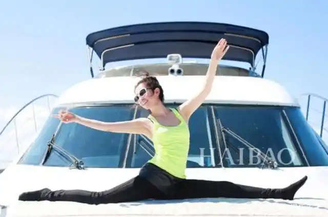 50岁李冰冰在海边练瑜伽,动作难度系数高,小肚平坦腰部无赘肉