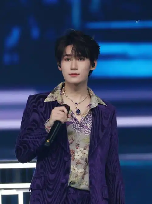 超话7815#今日星拍放送#她说我穿花衬衫最帅了@时代少年团-张真源