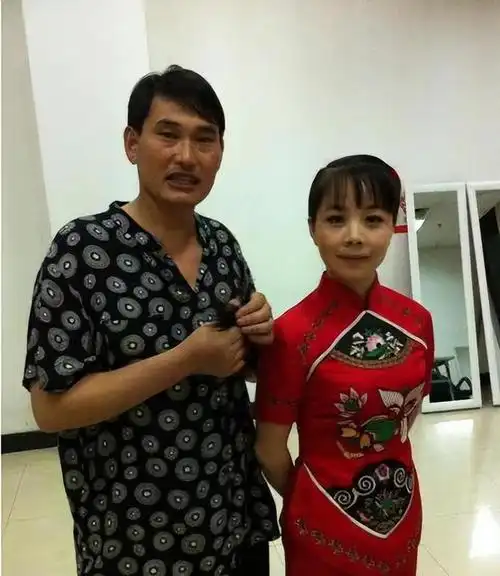 原来一直在伪装草根歌手王二妮到底是真是假骗了观众十几年啊|李飞