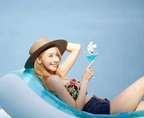 林允儿海边写真,身姿半躺手端饮料,俏皮又可爱