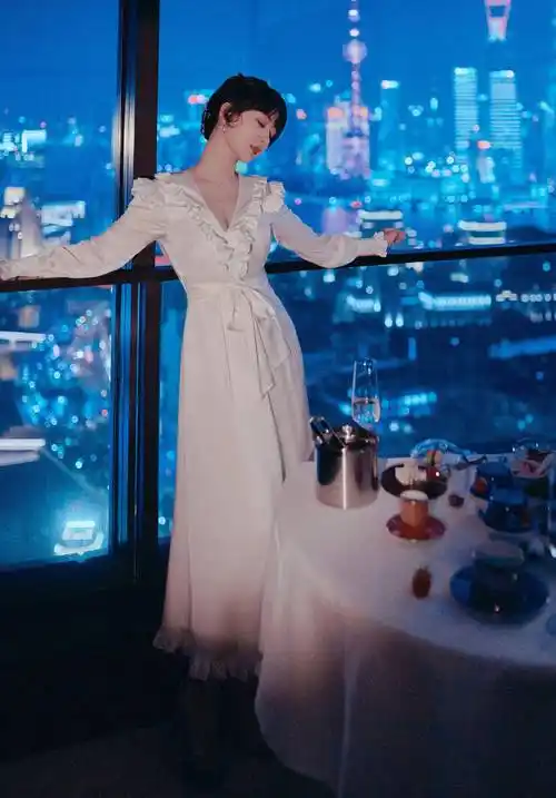 杨紫10万人直播间称进组,露肩白纱裙曝身材,不愧是小猴紫_白色_女神