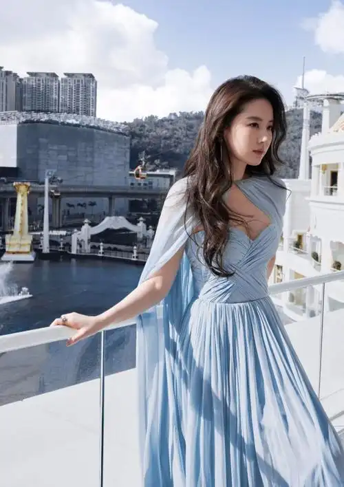 眼神超a!刘亦菲穿蓝色长裙仙气飘飘