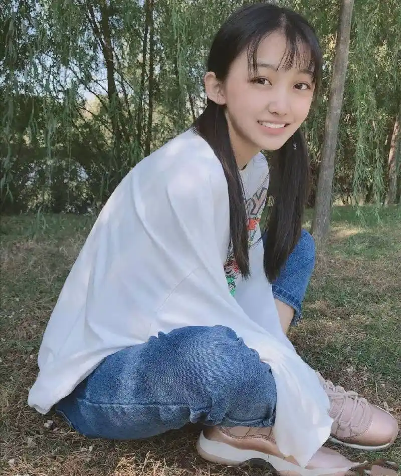 曲芷含秋天户外写真保持微笑的眼睛,才能看见更多美的风景