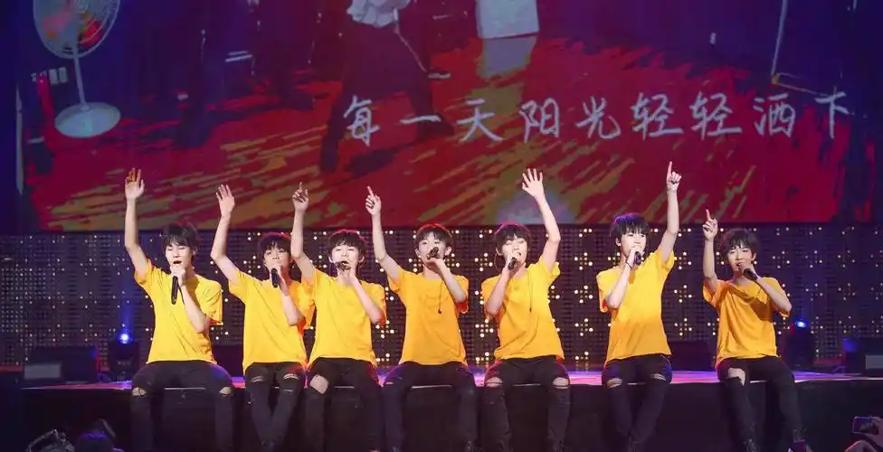 宋亚轩,张真源,严浩翔,贺峻霖共同组成七人团——"tnt时代少年团"出道