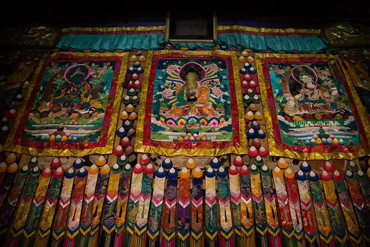 原创青海塔尔寺"艺术三绝",酥油花制作艰辛,壁画和堆绣难得一见