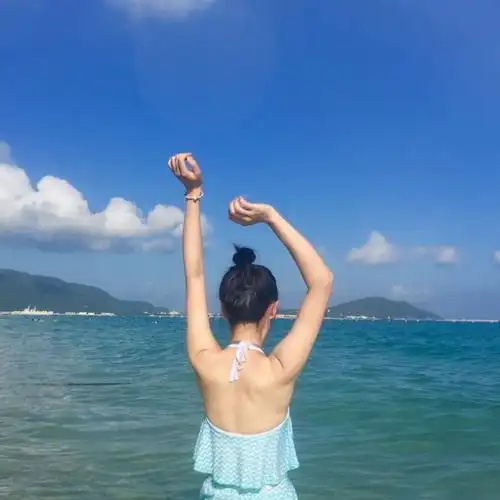 海边唯美女生背影头像图片