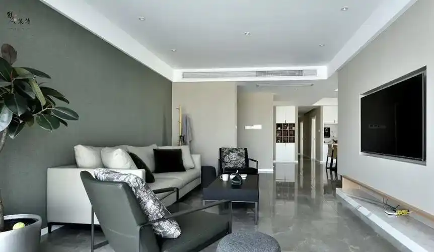 客厅在灰色地砖基础下,搭配米白色的皮质沙发与墨灰色的休闲沙发椅与