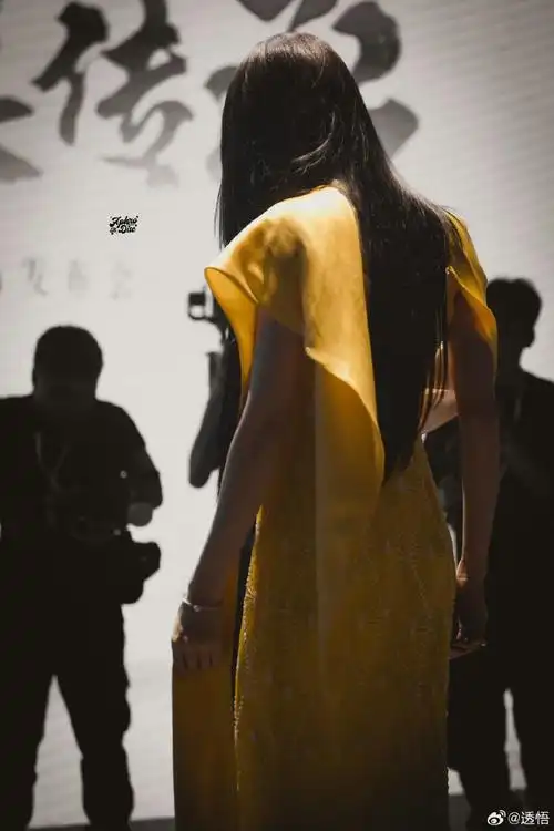 迪丽热巴听粉丝唱生日歌##迪丽热巴黄金色高定##超话星愿池