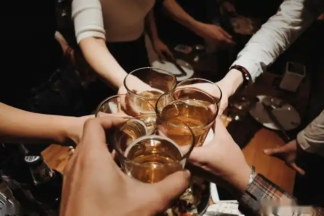 聚会喝酒代价太大!男子醉酒后第二天身亡,全桌人员都要负责