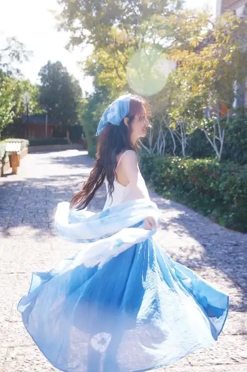 赵丽颖工作室晒庆生照穿蓝色吊带裙甜美如精灵