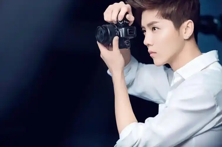 帅气鹿晗最新壁纸_帅气小鹿清新来袭_明星图片