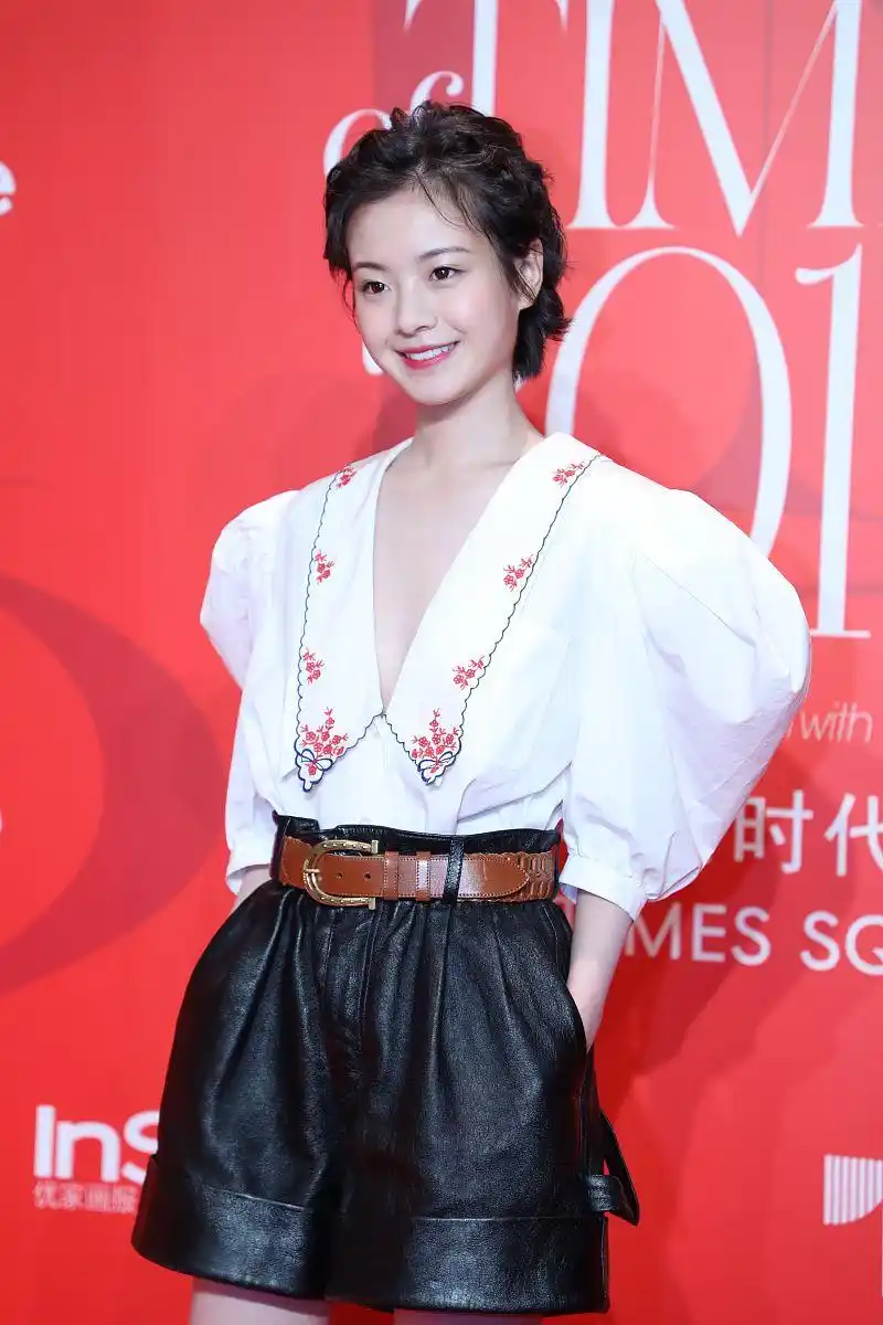 李庚希穿搭:miu miu泡泡袖衬衫 皮短裤 俏皮可人