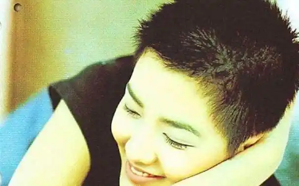 打舌环,为男友摘除子宫,44岁依旧不婚不育的范晓萱,可曾后悔?