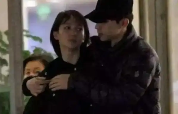 金晨跟邓伦在一起时,俩人都不红,合体的照片被拍了不少.