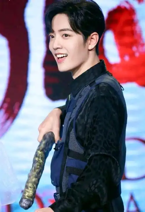 还是非常喜欢明媚阳光的人,肖战笑容满面,令人喜欢