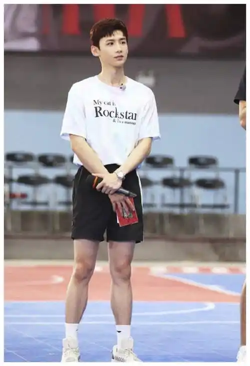 白敬亭穿运动衫很漂亮. 你看起来很瘦,但其实有肌肉. 看看脚就知道了.