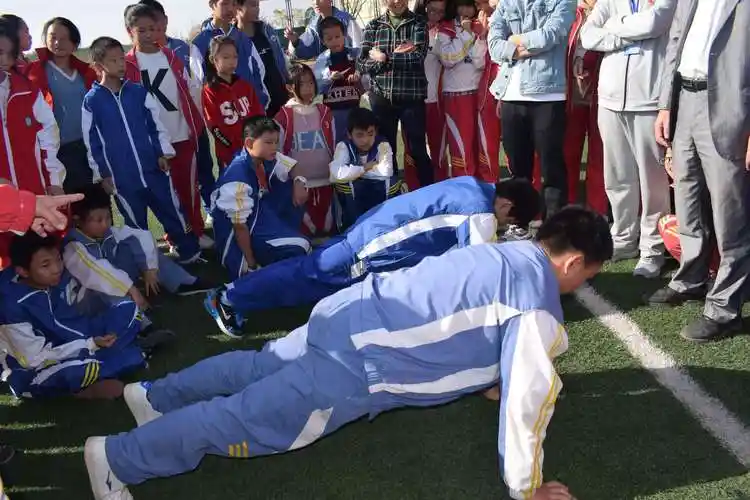 男子俯卧撑,再坚持一下,多做一个