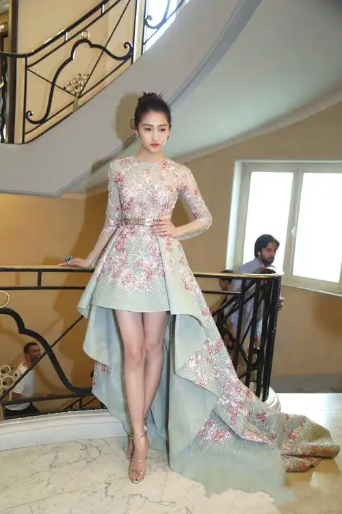 172关晓彤不仅身材高挑,连骨架都很大,难怪裙子会被撑破!