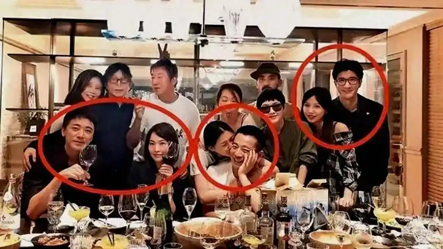 尽管李靓蕾拥有出色的教育背景和家世,与王力宏相较不遑多让,但在一段