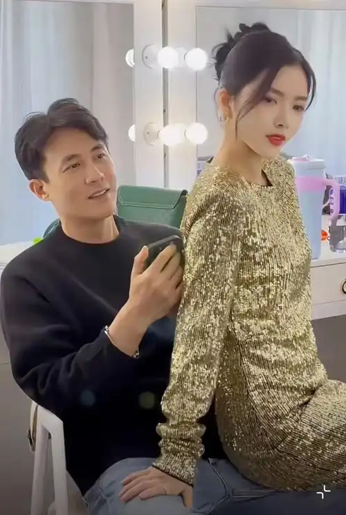 她坐在老公杜淳的大腿上,并缓缓将身体靠近老公的怀里,大有要将脸上的