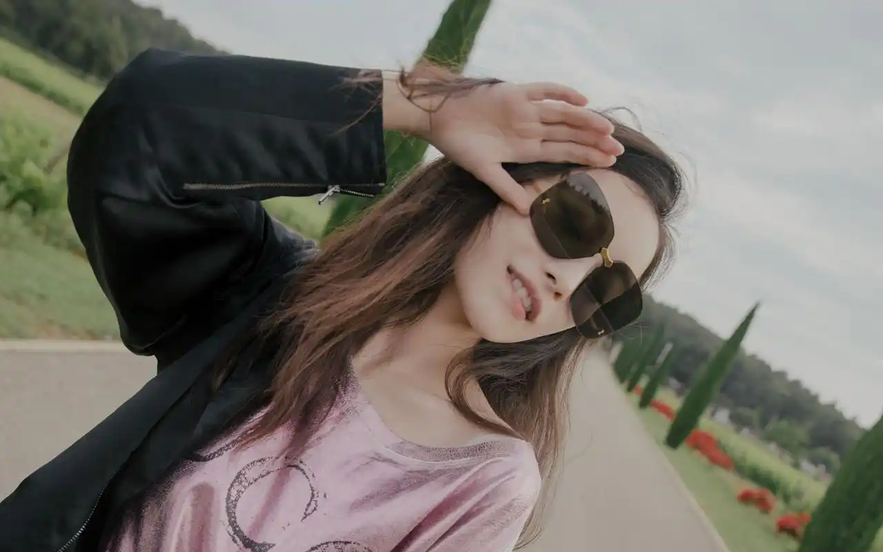 倪妮时尚随性街拍高清电脑壁纸