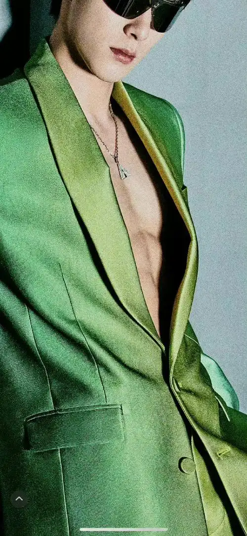 丨#王鹤棣绿西装墨镜造型#王鹤棣绿色西装造型,哇哦,这个腹肌谁能不馋