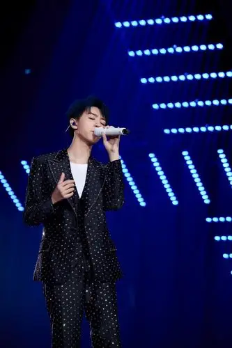 tfboys王俊凯19岁生日会帅气舞台照图片