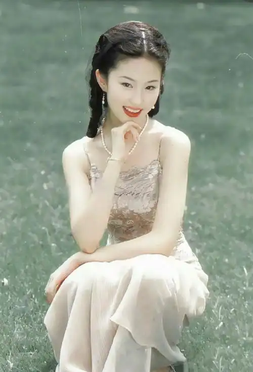 那个时期的刘亦菲,兼具少女的青涩和女性的娇媚,太有灵气了,亭亭玉立