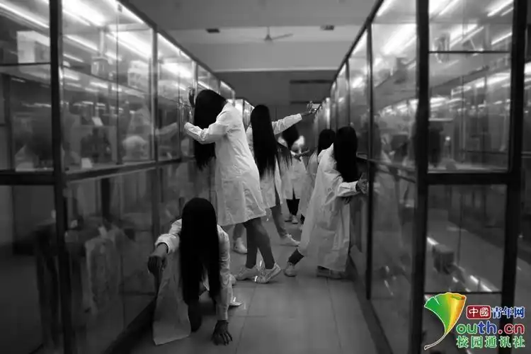 七名身着白大褂的女生散下及腰长发,面对泡在福尔马林中的人体组织作