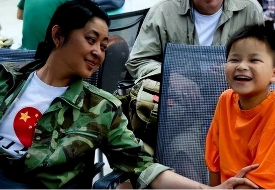 65岁倪萍备受观众喜爱,但生活经历曲折,如今儿子懂事努力已成材