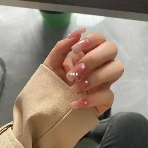 做了长指甲再也停不下来了,太好看了,好温柔,做的半贴甲片,没有留太长