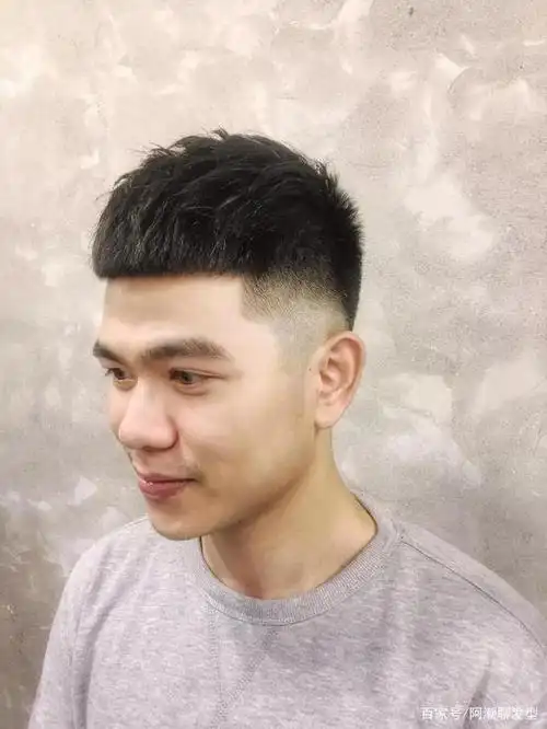 9,小飞机头发型