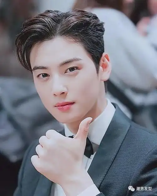 把两边的头发渐层修短,再把刘海的头发往侧后方梳去,然后打造出偏分的