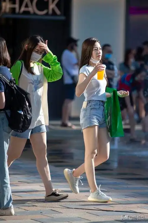 街拍北京北京三里屯秒变t台时髦青年三里屯第一美女